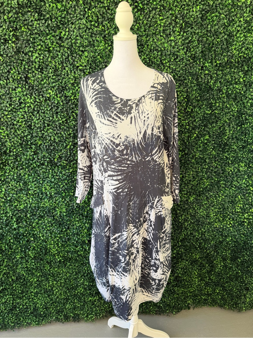 Wynne Layers Palm-Print Scoop Neck Top in navy & white
